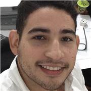 profesor de ciencias sociales imparte clase a niños de todas las edades